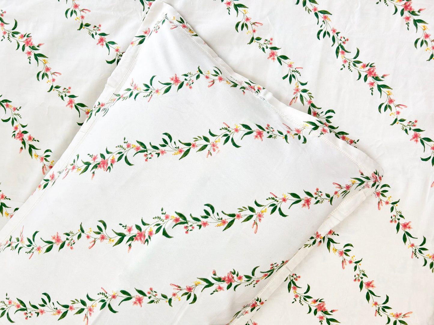 Whispering Vines – 350 TC Superfine Cotton King Size Bedsheet Set (108 x 108 inches)